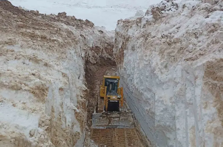 Yüksekova’da 8 metrelik kar tünelleri: İş makinesi içinde kayboldu
