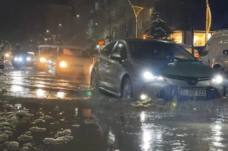 Yüksekova’da caddeler göle döndü, otomobiller adeta suda yüzdü
