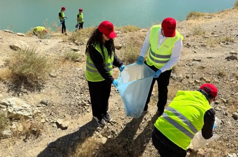 Yüksekova’da gönüllüler Dilimli barajının etrafını çöplerden arındırdılar
