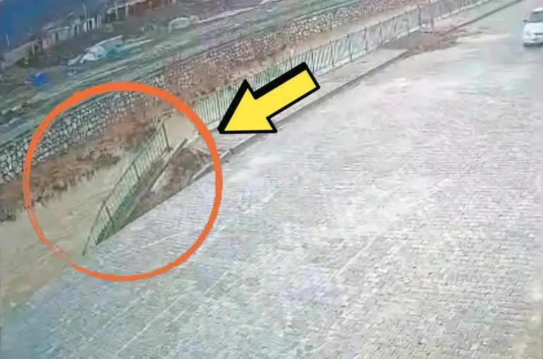Yüksekova’da istinat duvarı çöktü
