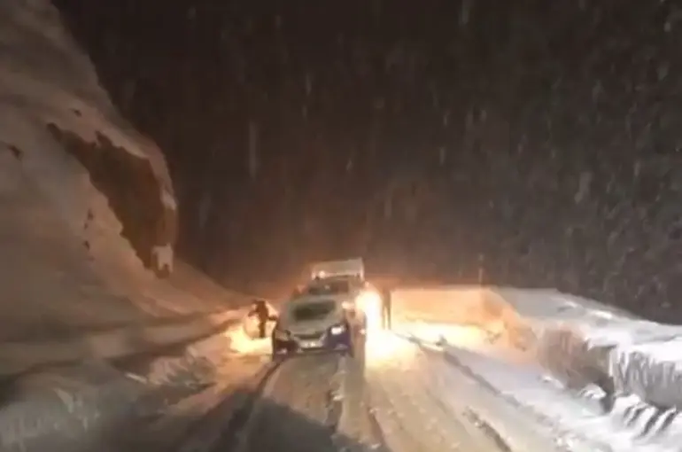 Yüksekova’da kar ve tipi ulaşımı aksattı: Fırtınaya rağmen namazını kıldı
