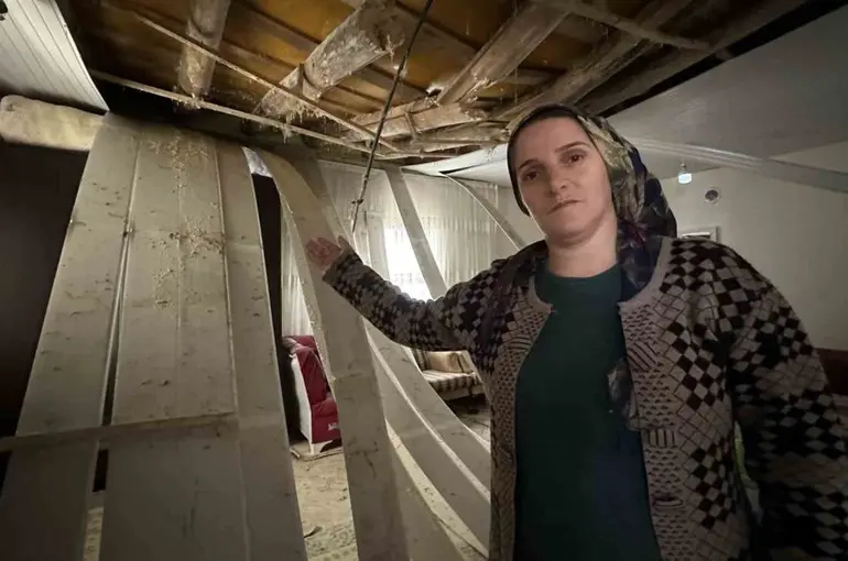 Yüksekova’da karın ağırlığına dayanamayan evin tavanı çöktü
