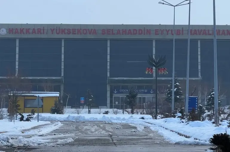 Yüksekova’da olumsuz hava şartları ulaşımı etkiledi
