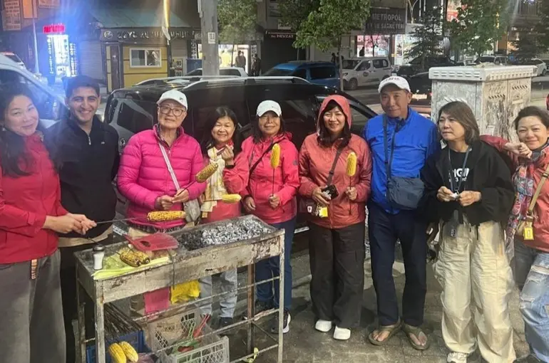 Yüksekova’da Taylandlı turistlere közde mısır ikramı yapıldı
