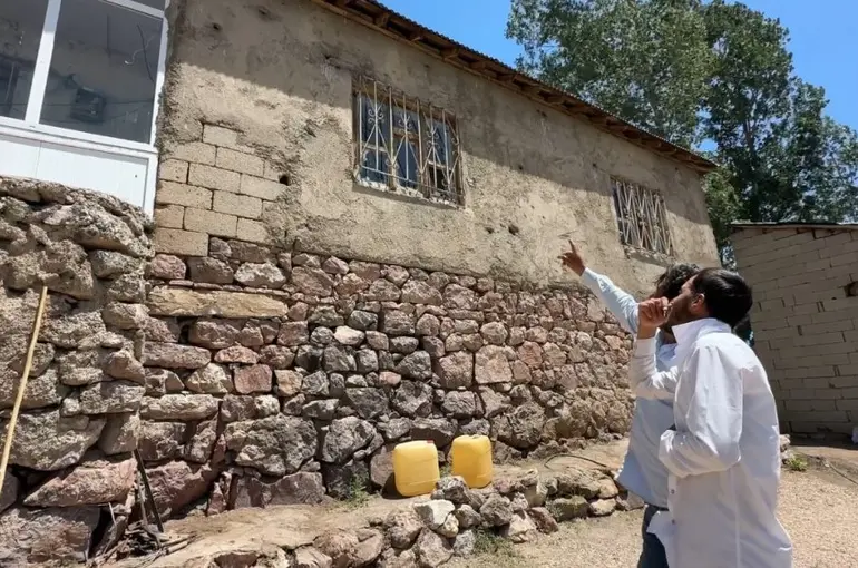 Yüksekova’da yılanlar bir evin kabusu oldu
