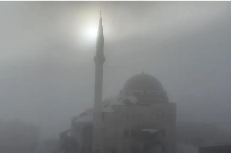 Yüksekova’da yoğun sis ulaşımı olumsuz etkiledi
