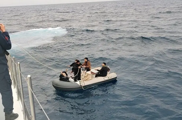 Yunanistan’ın geri ittiği 6 göçmen kurtarıldı, 1 göçmen kaçakçısı yakalandı

