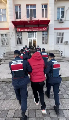 Yurt dışına kaçmak isterken yakalanan 5 kişi tutuklandı