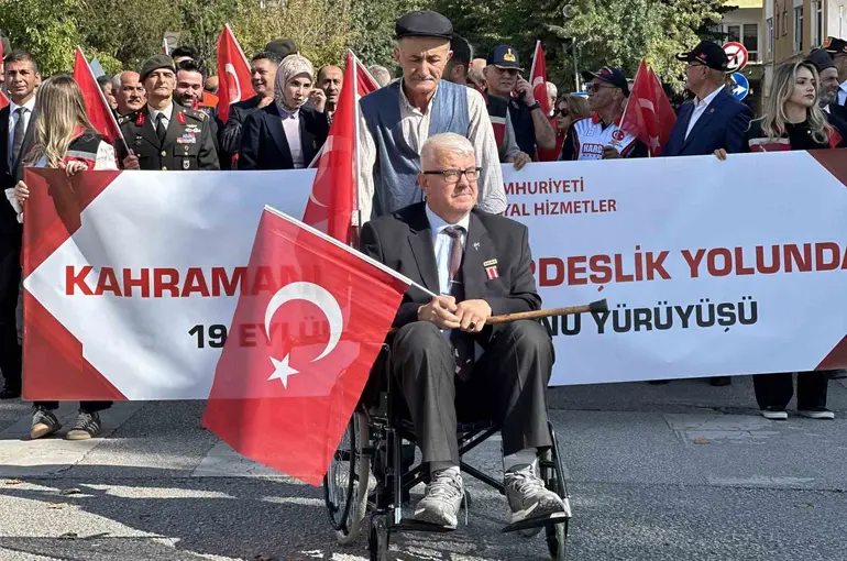 Yürüyüşe tekerlekli sandalyesiyle katılan gazi herkese örnek oldu

