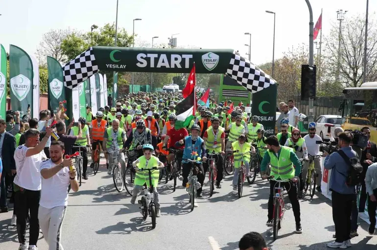 Yüzlerce kişi Sumud filosuna destek için pedal çevirdi
