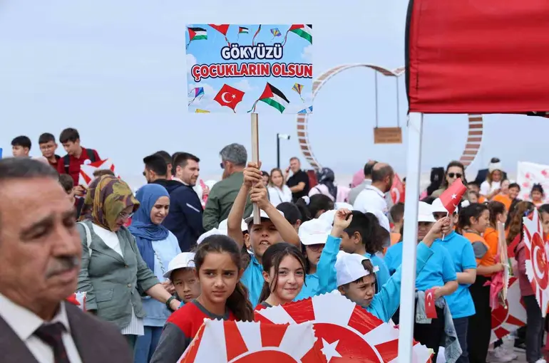 Yüzlerce uçurtma Filistinli çocuklar için uçuruldu
