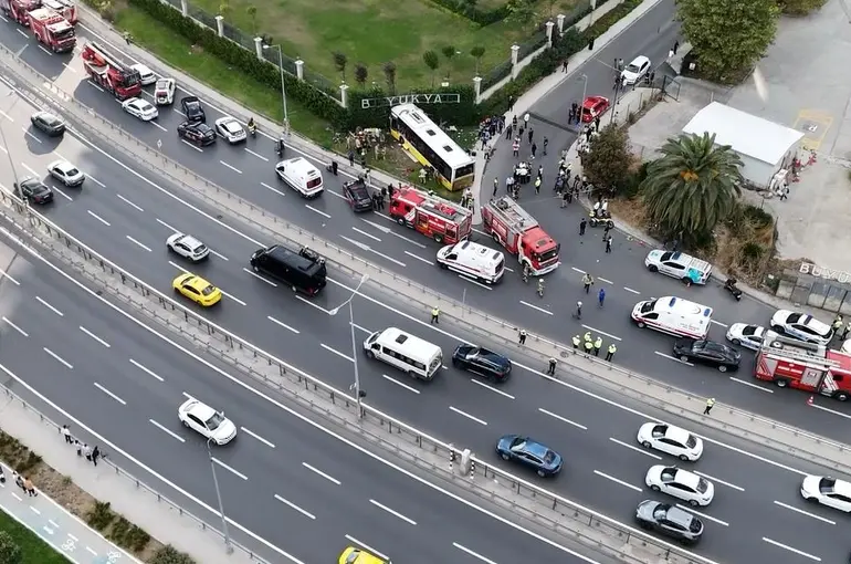 Zeytinburnu’nda İETT otobüsü duvara çarptı: 1 ölü, 17 yaralı
