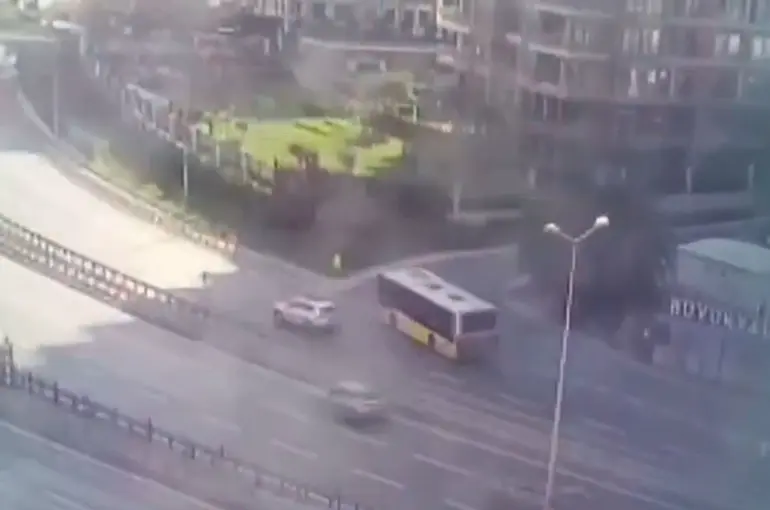 Zeytinburnu’nda İETT otobüsünün site duvarına çarpma anı kamera
