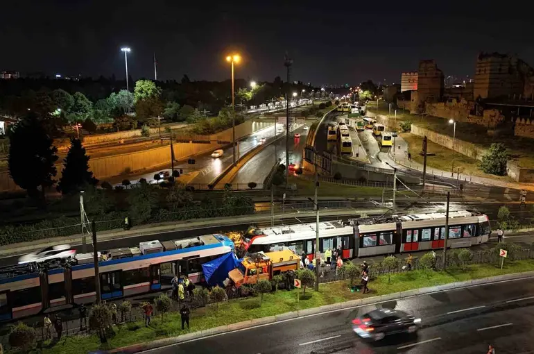 Zeytinburnu’nda iki tramvayın çarpıştığı kaza yeri havadan görüntülendi
