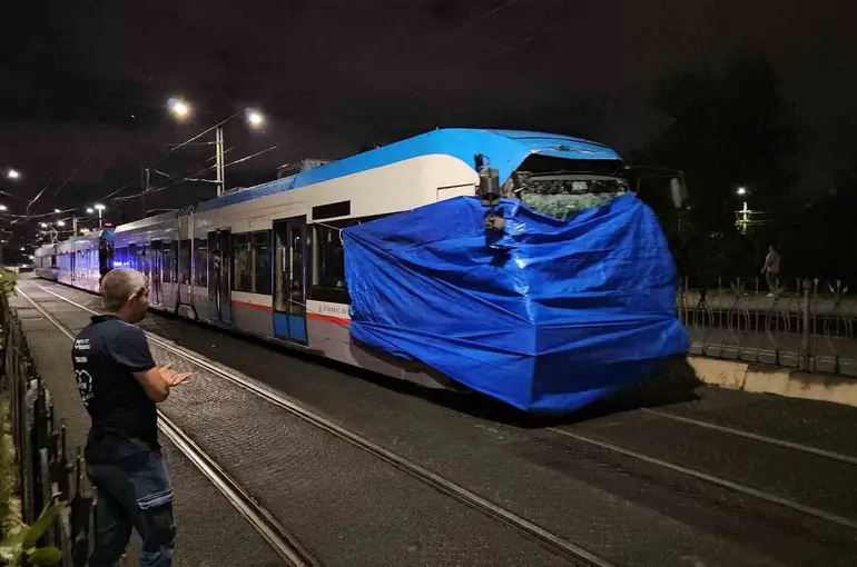 Zeytinburnu’nda kafa kafaya çarpışan tramvaylar kaza alanından kaldırıldı
