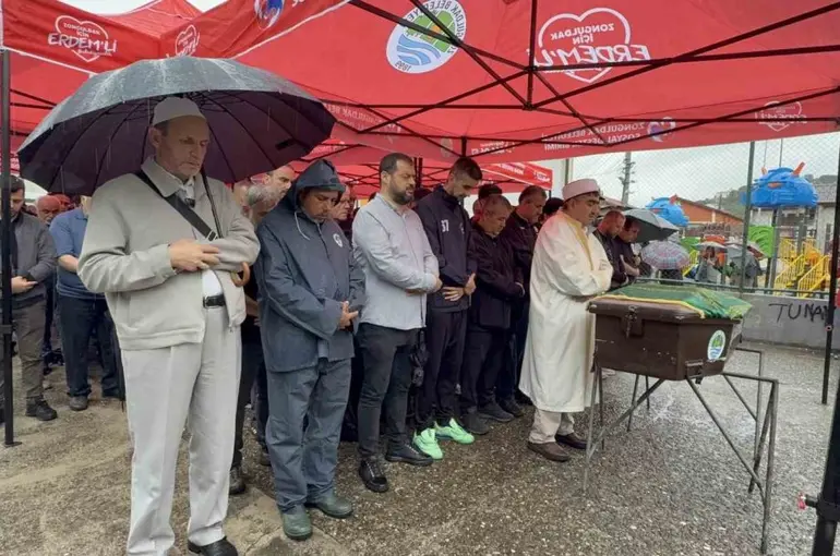 Zonguldaklı denizci Kadir Kamilçelebi son yolculuğuna uğurlandı

