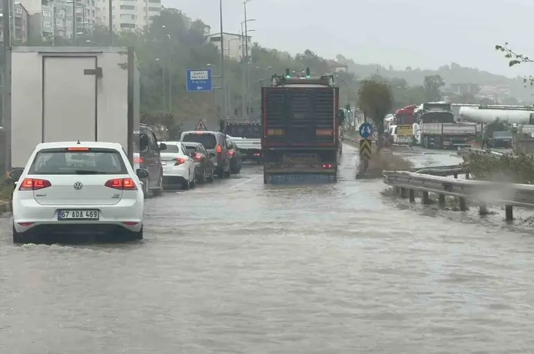 Zonguldak’ta şiddetli yağış ulaşımı aksattı
