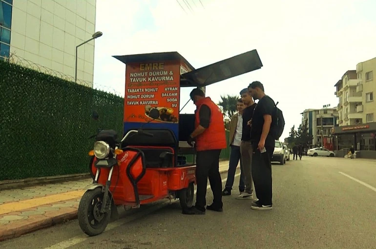 1 metrekarelik ekmek teknesiyle nohut dürüm lezzetini vatandaşın ayağına götürüyor 