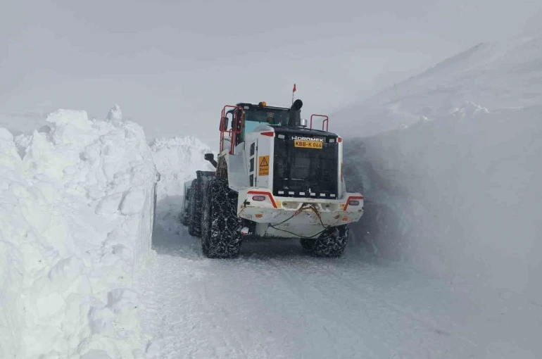 1 metreyi aşan karda yol açma mücadelesi 