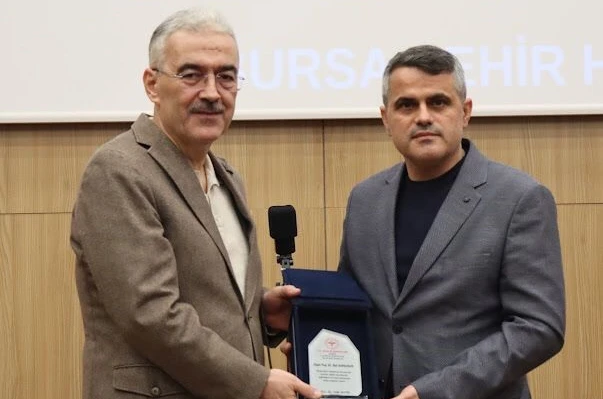 1 yılda 3 bin 766 ameliyat yapan doktora ödül 