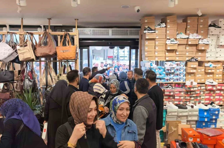 10 liraya ayakkabı, çanta, kıyafet satıldığını duyan koştu 