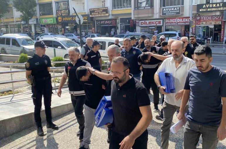 10 milyon liralık ‘change’ vurgununda 8 şüpheli adliyede 