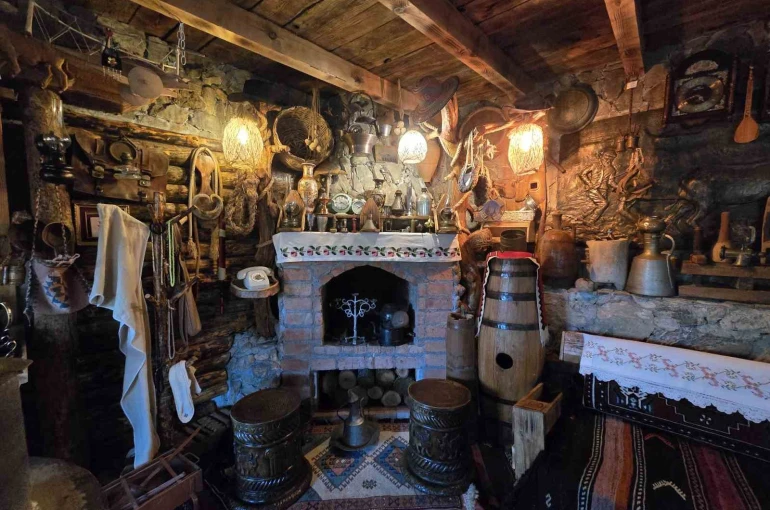 10 parça ile başladı, şimdi yüzlercesini evinde sergiliyor