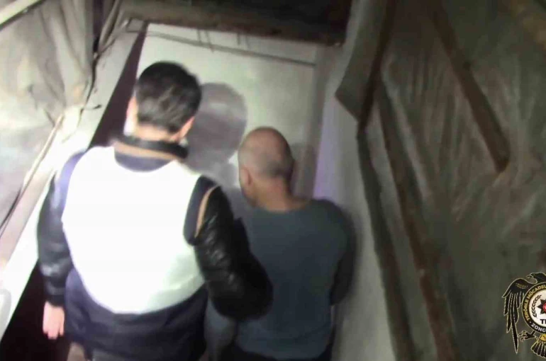 10 yıldır aranan FETÖ üyesi çatı katında yakalandı 