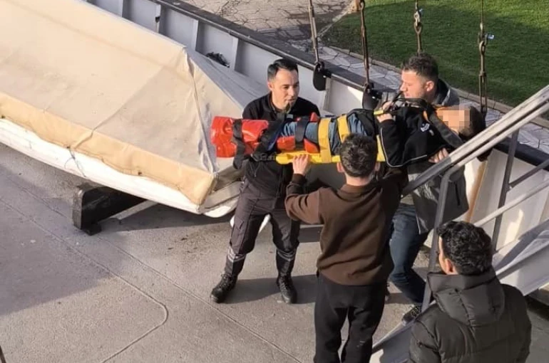 11 yaşındaki çocuk müze gemisinin merdivenlerinden çıkarken yaralandı