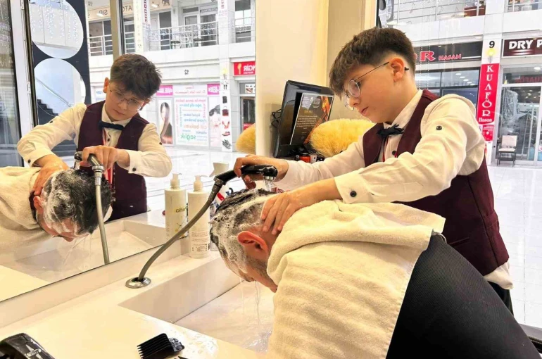 13 yaşındaki kuaför Çınar, küçük yaşına rağmen ustalarına taş çıkarıyor 