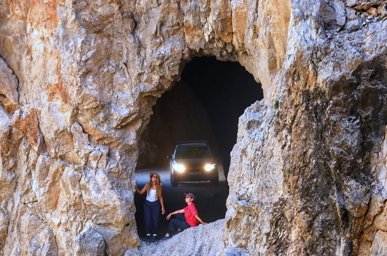132 yılda yapılan Taş Yolu turistleri kendine çekiyor