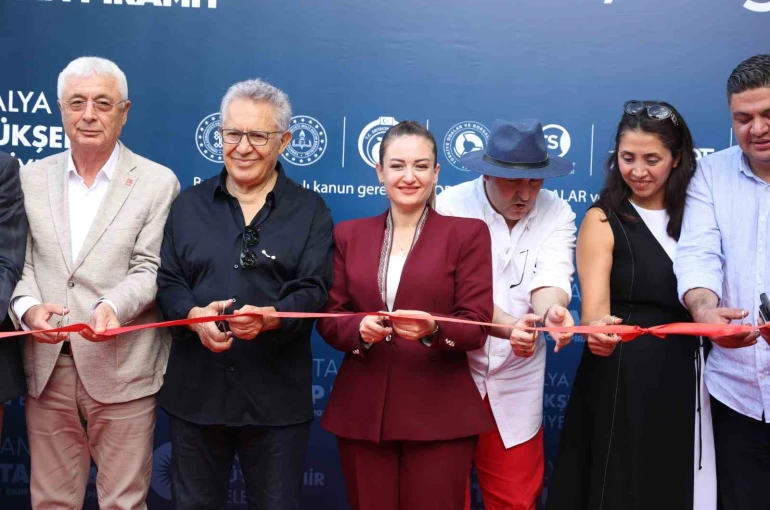 15. Antalya Kitap Fuarı kapılarını açtı