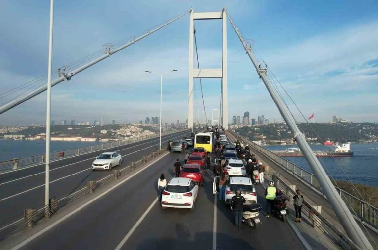 15 Temmuz Şehitler Köprüsü’nde 09.05’te vatandaşlar araçlarından inerek saygı duruşunda bulundu 