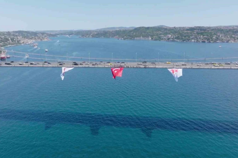 15 Temmuz Şehitler Köprüsü’ne asılan dev Türk bayrağı havadan görüntülendi