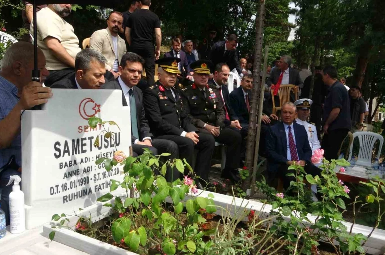 15 Temmuz şehitlerinden Samet Uslu, şehadetinin 10. yılında kabri başında dualarla anıldı