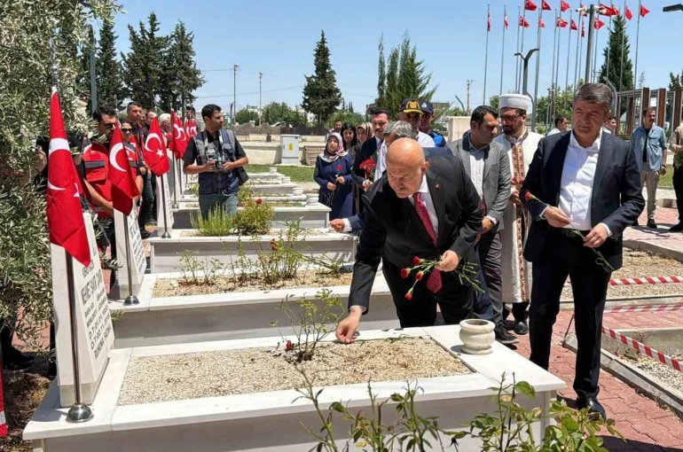 15 Temmuz’da şehitler kabirleri başında anıldı 