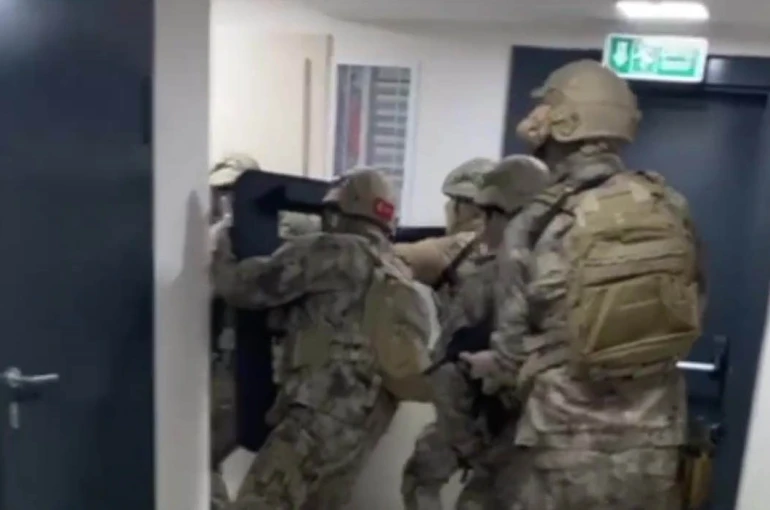 15 yıl hapis cezasıyla aranıyordu: Sahte avukat kimlikleriyle yakalandı