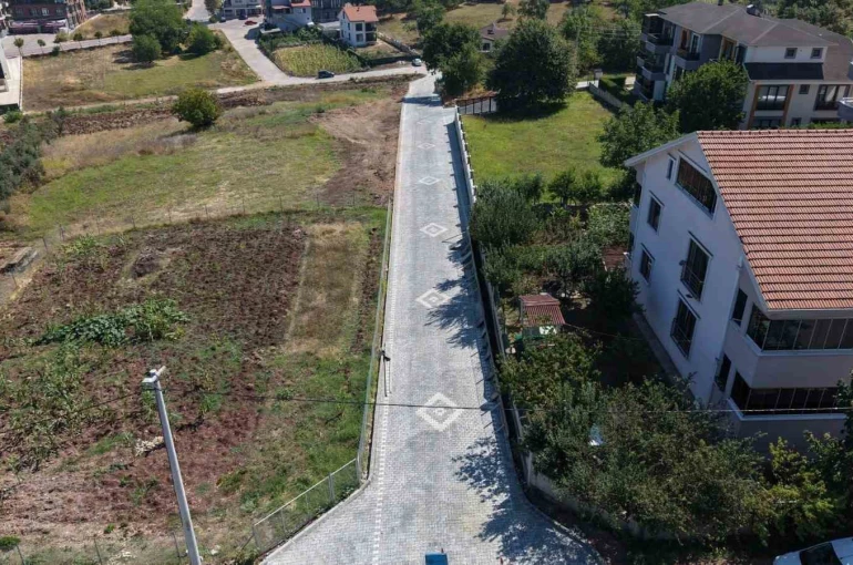 150 yıllık köprünün bağlantı yoluna parke döşendi