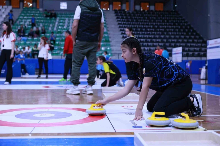 156 sporcu final bileti için ter döktü 