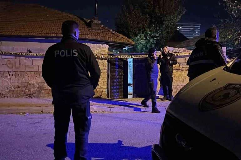 16 yaşındaki çocuk, babasını annesini darp ettiği için öldürmüş 
