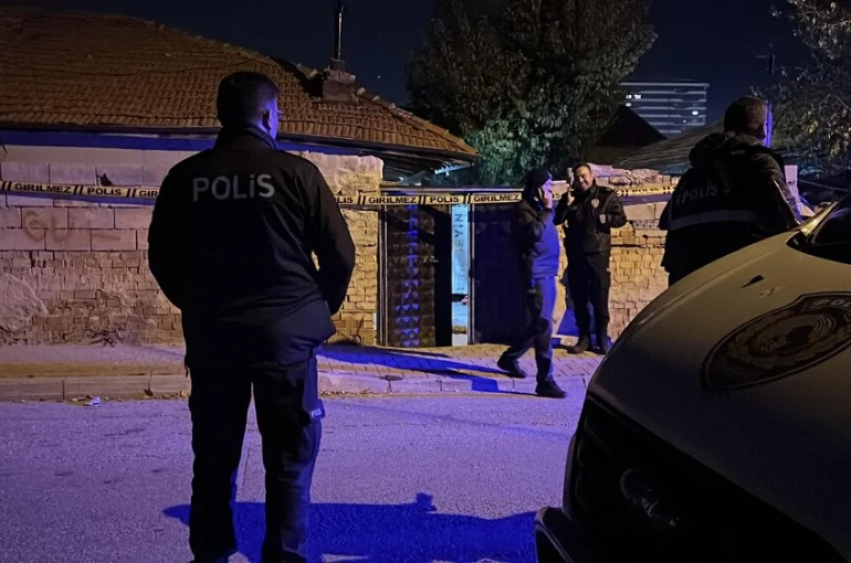 16 yaşındaki çocuk, babasını annesini darp ettiği için öldürmüş