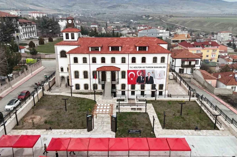 160 yıllık Kızlar Mektebi kütüphane oldu, açılışını Bakan Ersoy yaptı 