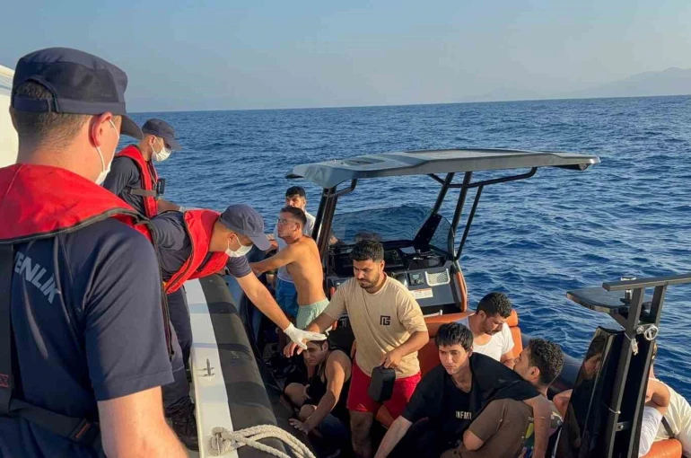 17 düzensiz göçmen kurtarıldı, 1 göçmen kaçakçısı yakalandı 