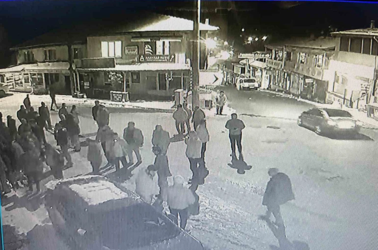 17 yaşındaki çocuk, husumetlisini silahla vurdu: 2 gözaltı 