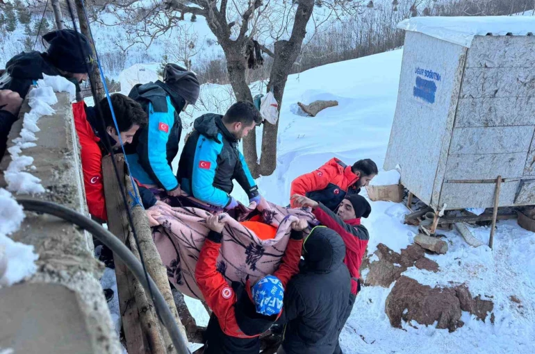 18 saatlik zorlu operasyonla mahsur kalan hasta kurtarıldı 