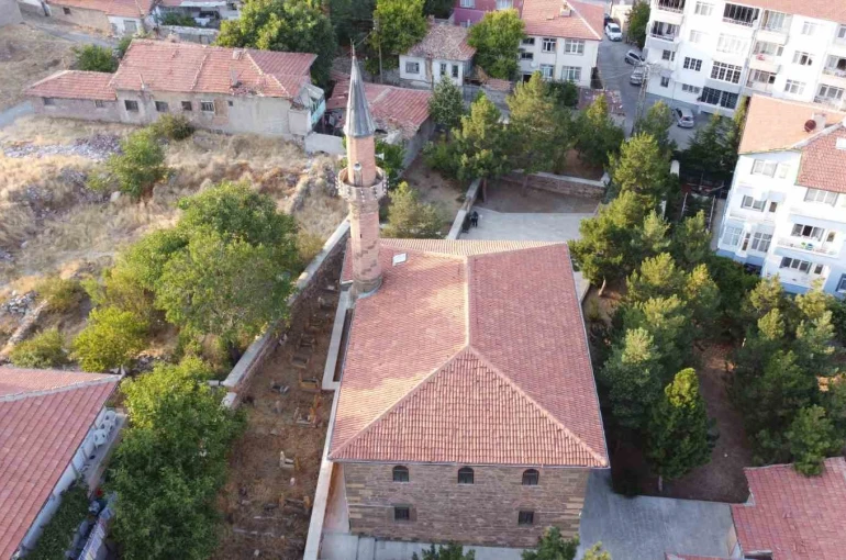 2 asırlık cami, süslemeleriyle dikkat çekiyor 