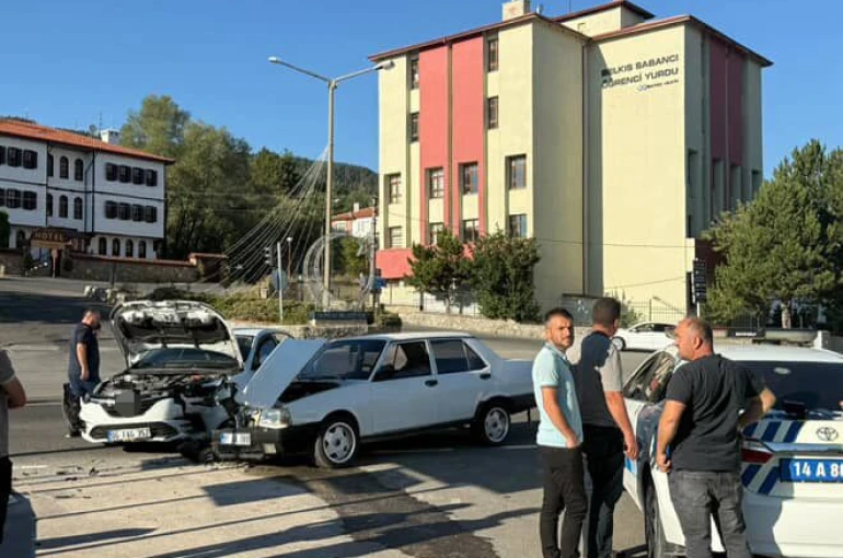 2 otomobil kafa kafaya çarpıştı 