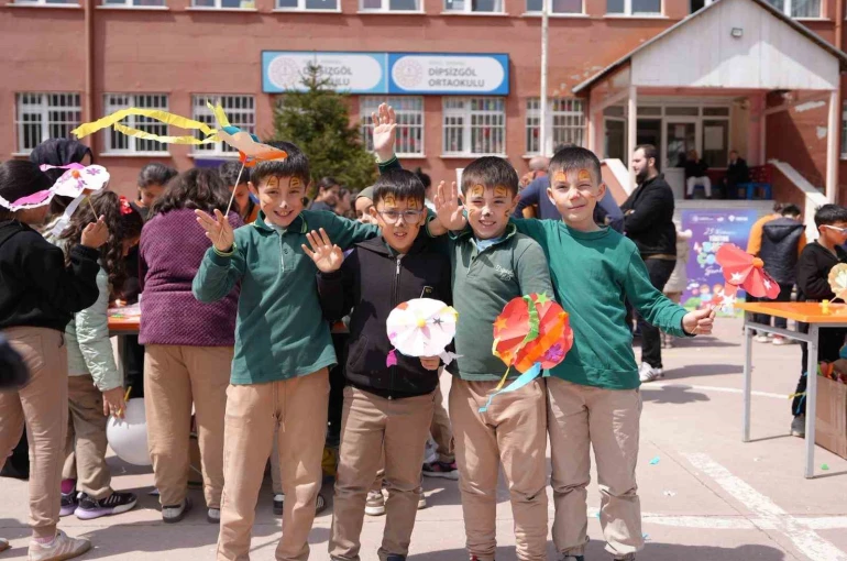 23 Nisan coşkusu köy okuluna taşındı 