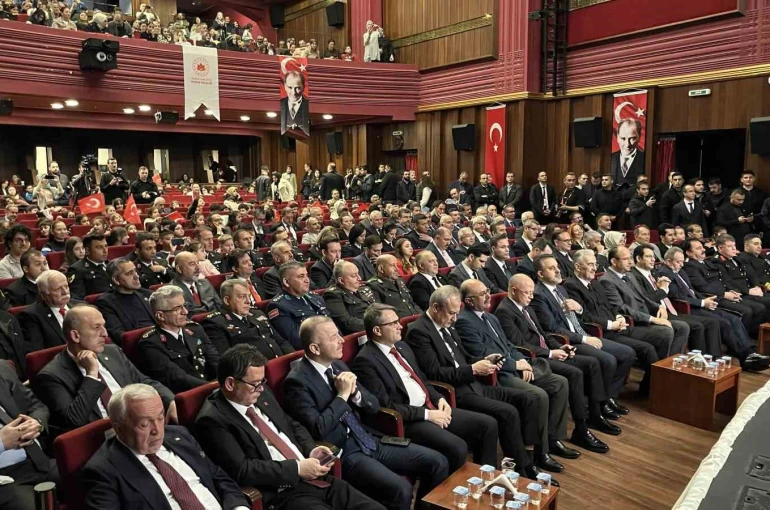 23 Nisan coşkusu salona sığmadı 