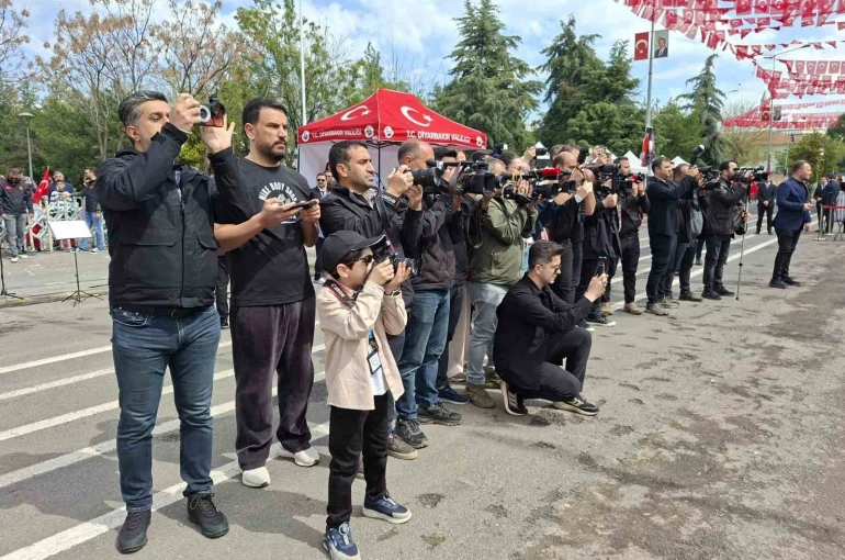 23 Nisan kutlamalarının en renkli ismi: Fotoğraf makinesini aldı, 6 yaşındaki "gazeteci" oldu 